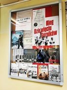 Plakaty znajdujące się na pierwszej tablicy