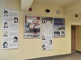 Drugie ujęcie ściany z plakatami